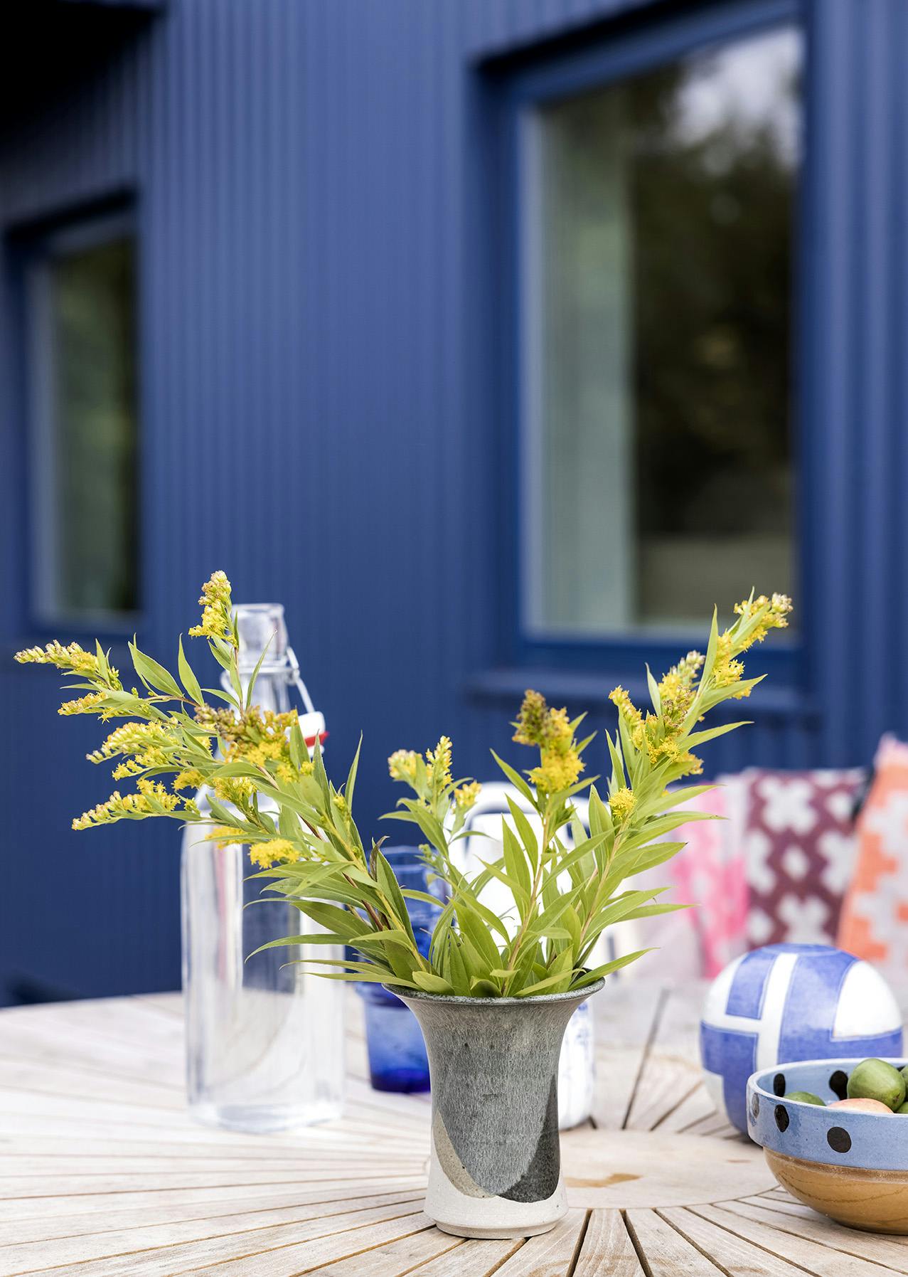 camillasmolfehusetbom220328 Keramikkvase friske blomster